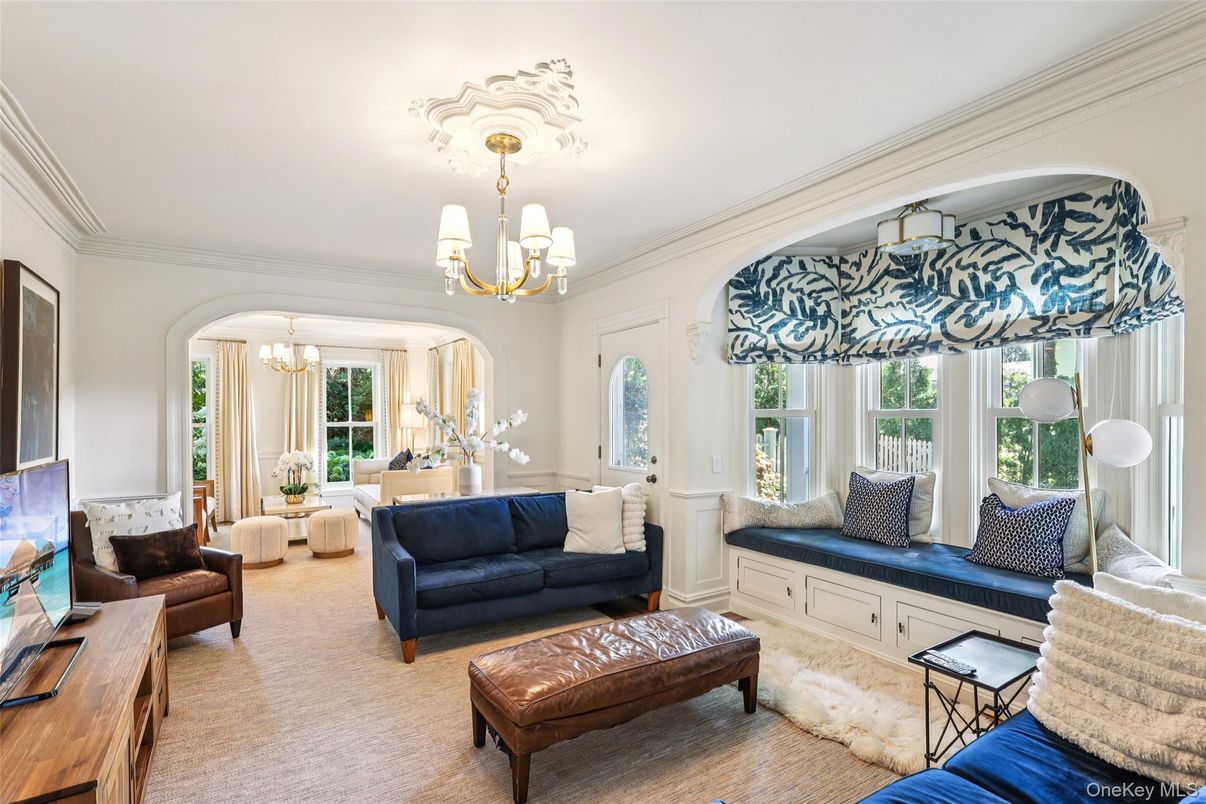 Chandelier, Interior, Living room