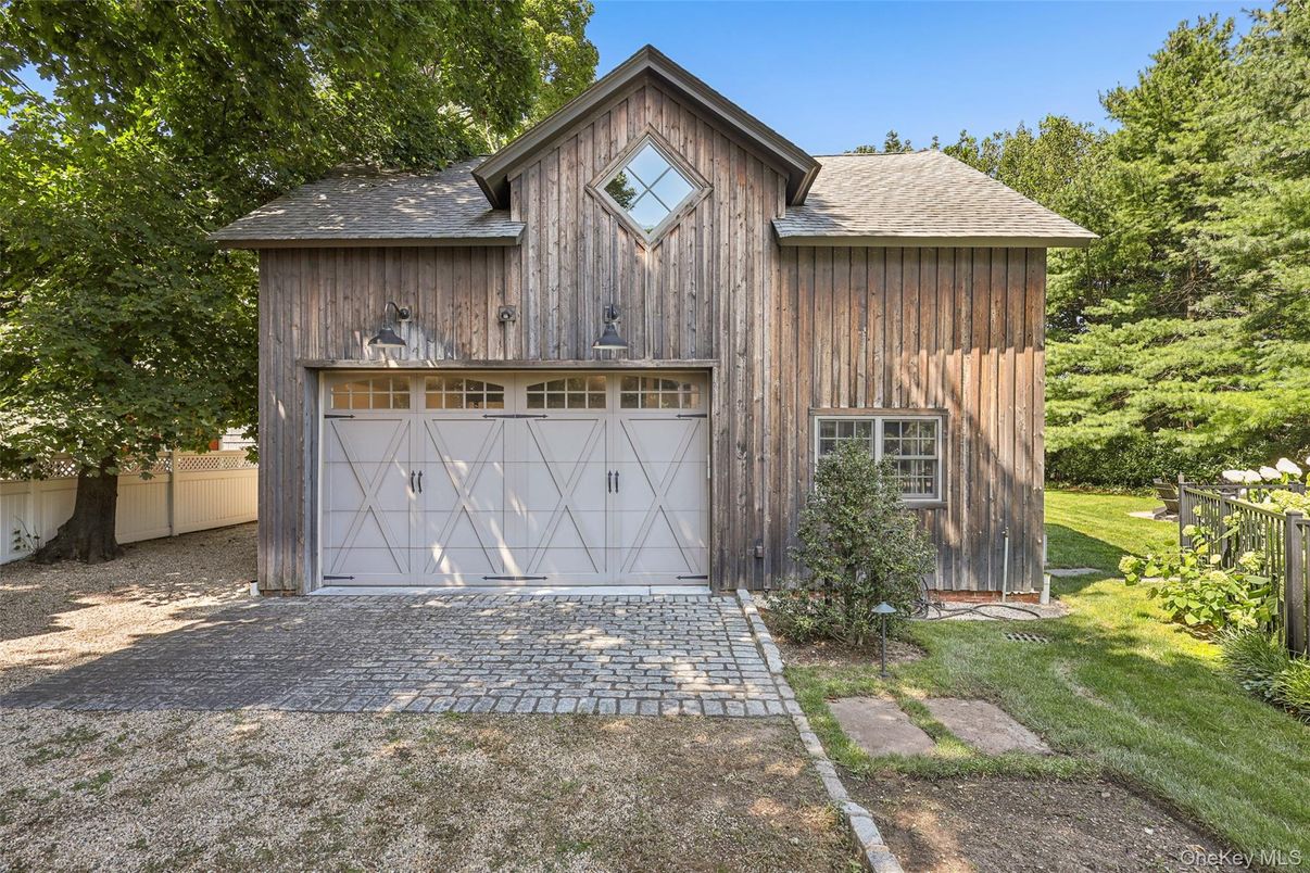 Attached, Exterior, Facade, None