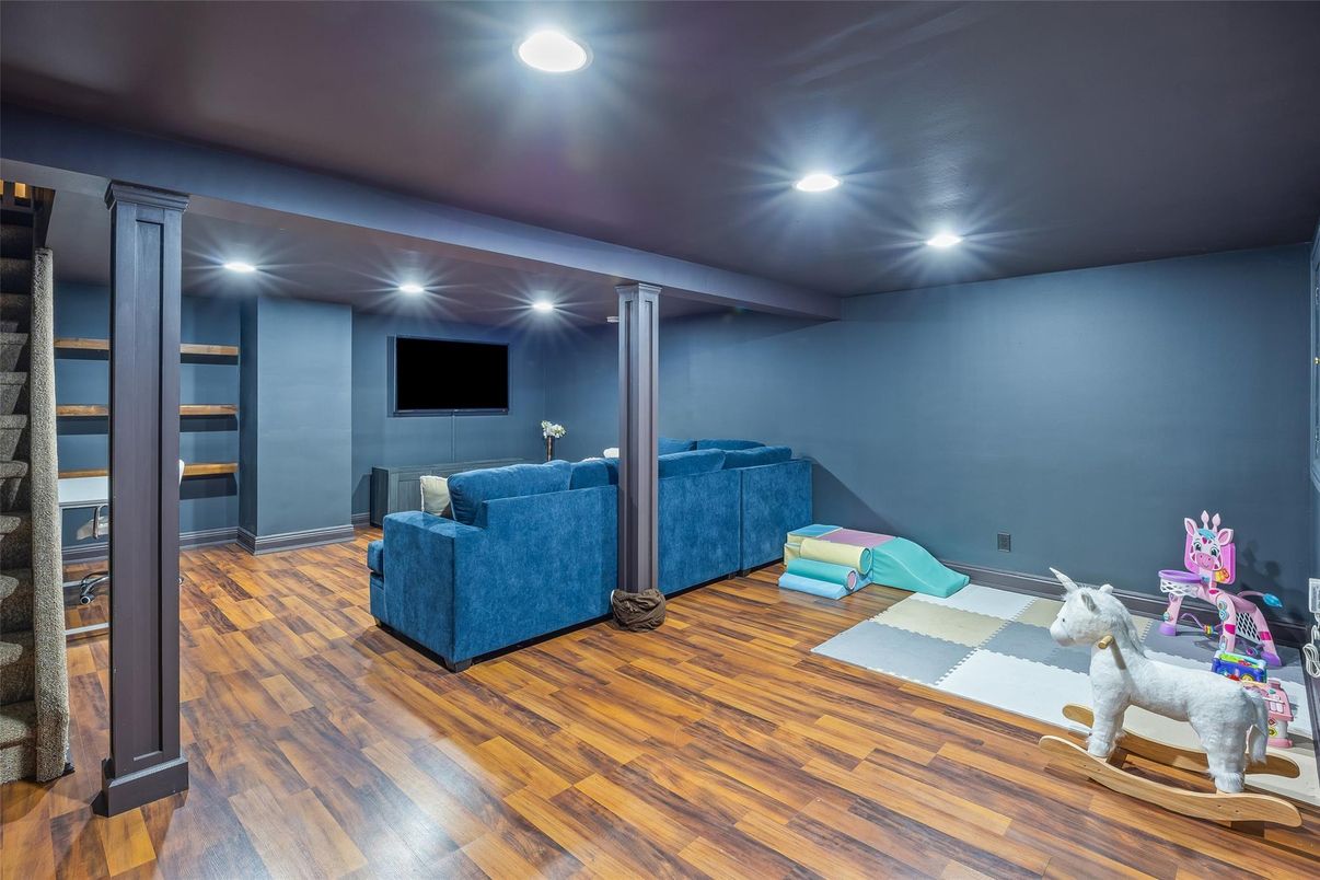 Interior, Recessed Lighting, Wood Texture Flooring