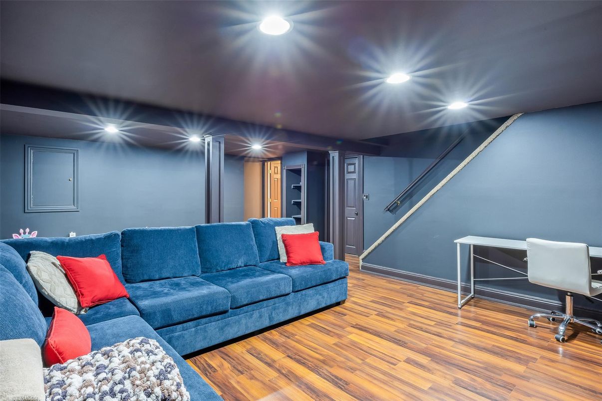 Interior, Living room, Recessed Lighting, Wood Texture Flooring