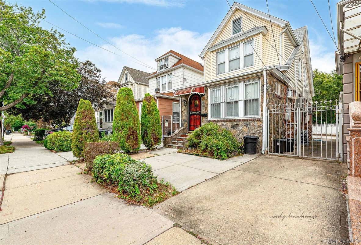 Exterior, Facade, Queen Anne Victorian