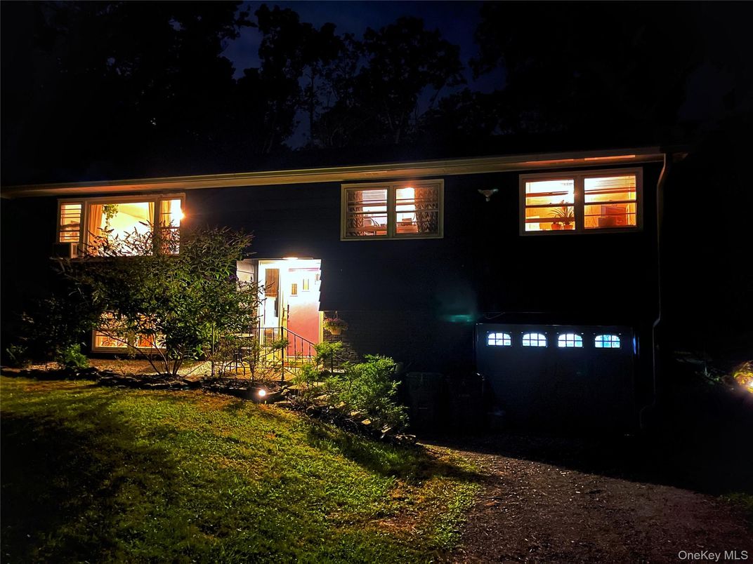 Exterior, Facade, Raised Ranch