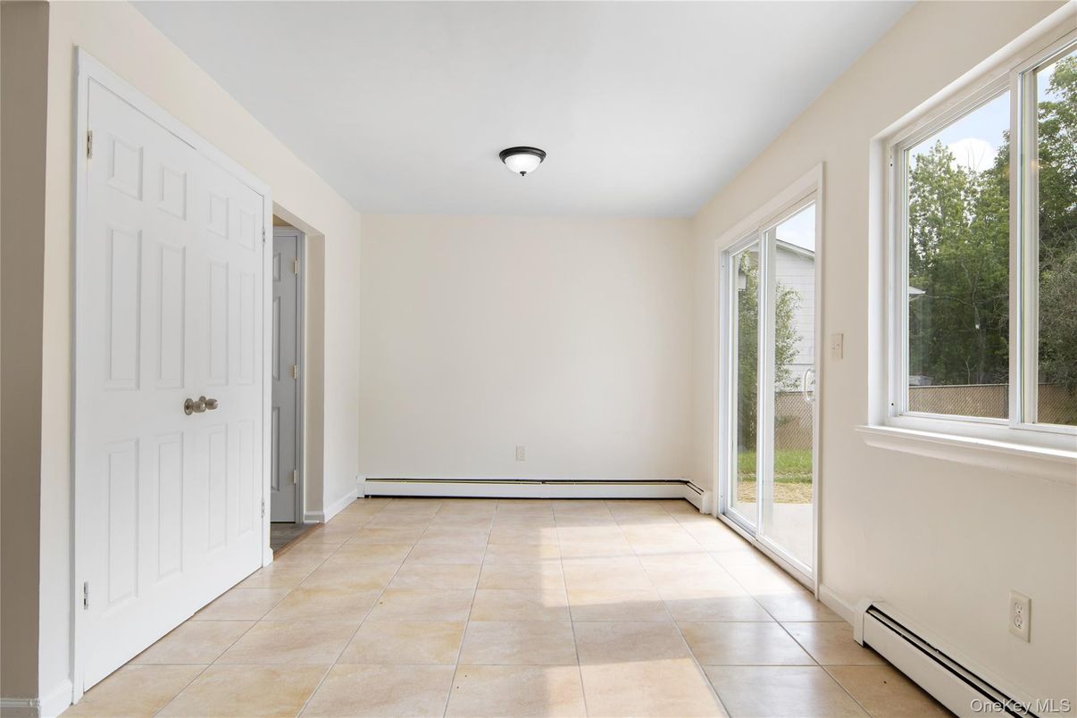 Empty room, Interior