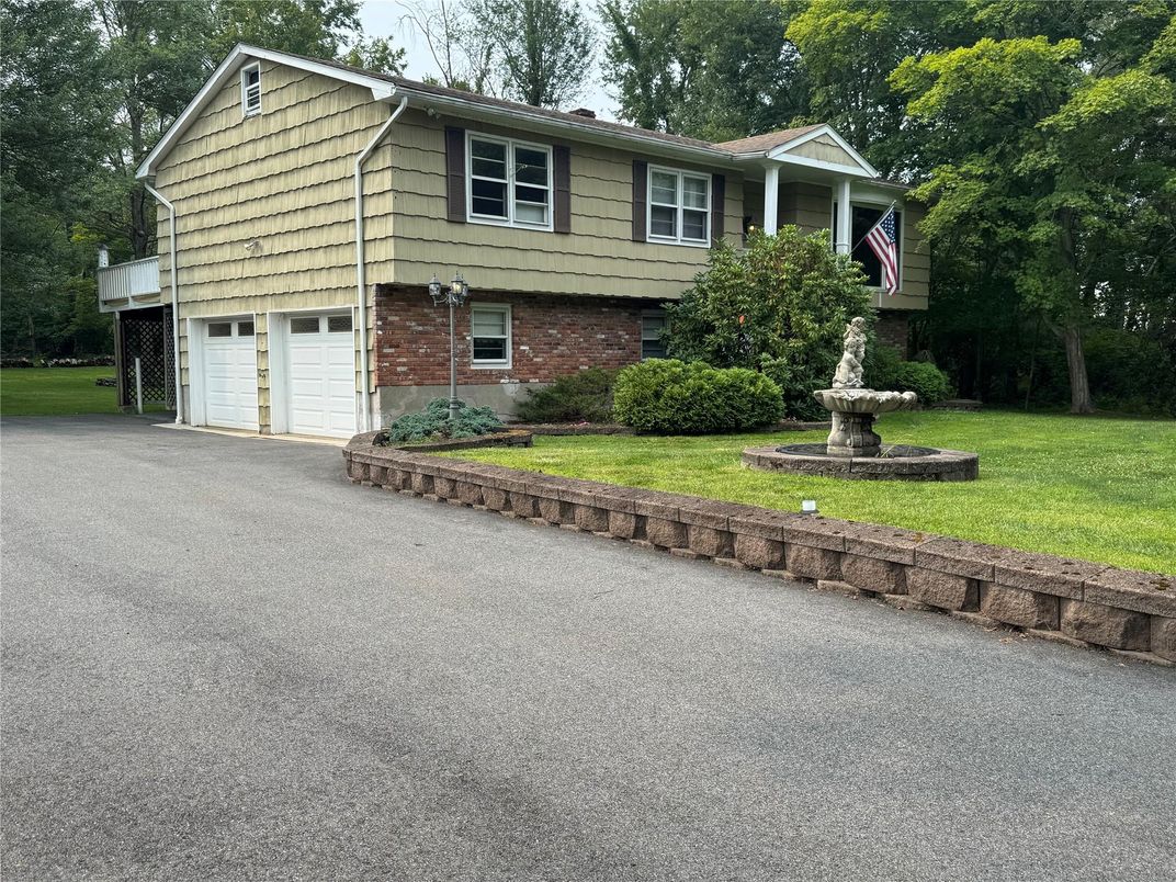 Attached, Exterior, Facade, Brick Facade, Split Level
