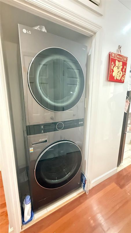 Interior, Utility Closets, Washer, Wood Texture Flooring