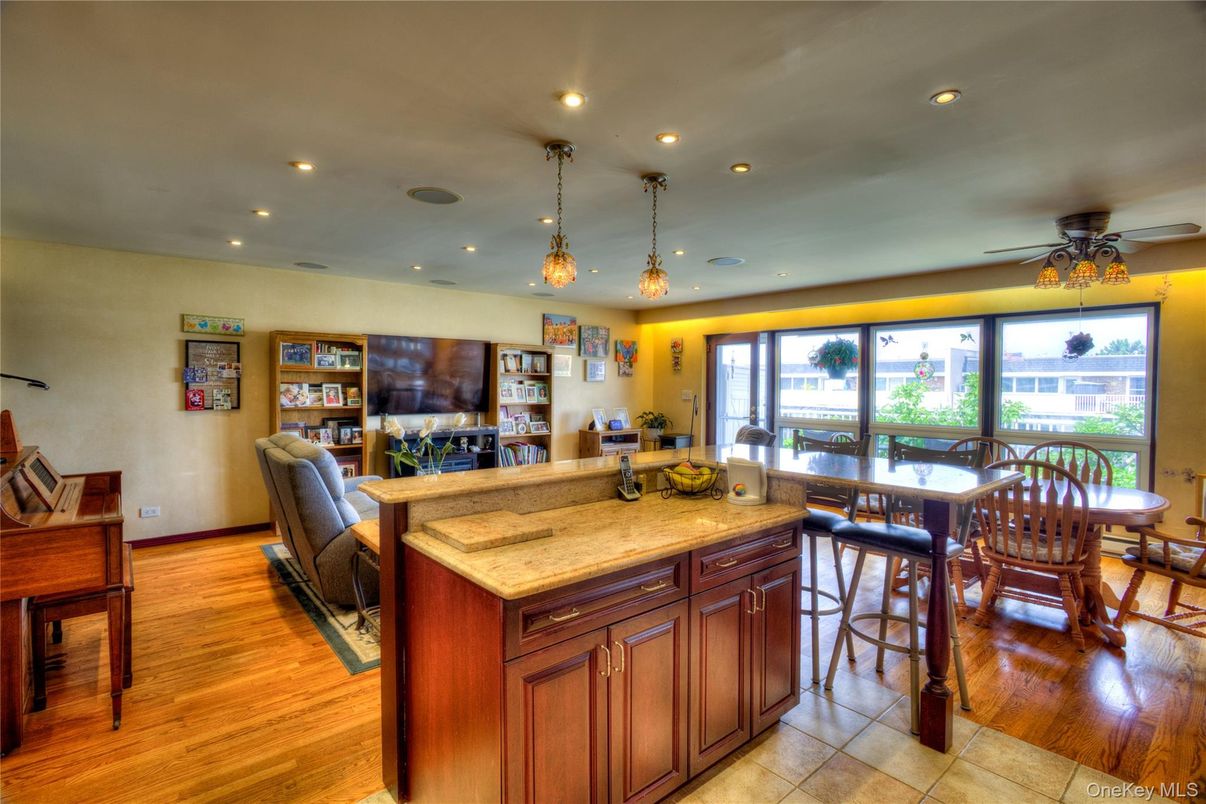 Dining room, Interior, Pendant Lights, Piano, Recessed Lighting, Wood Texture Flooring