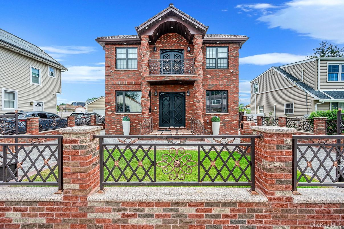 Exterior, Facade, Brick Facade, Georgian