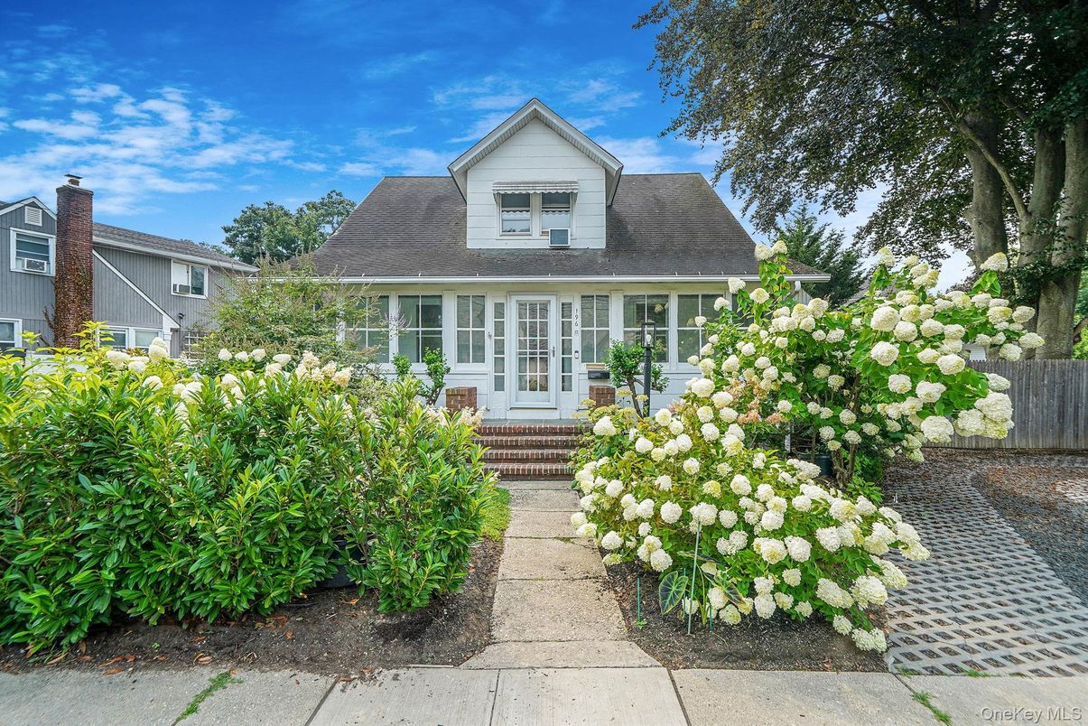 Exterior, Facade, Cape Cod
