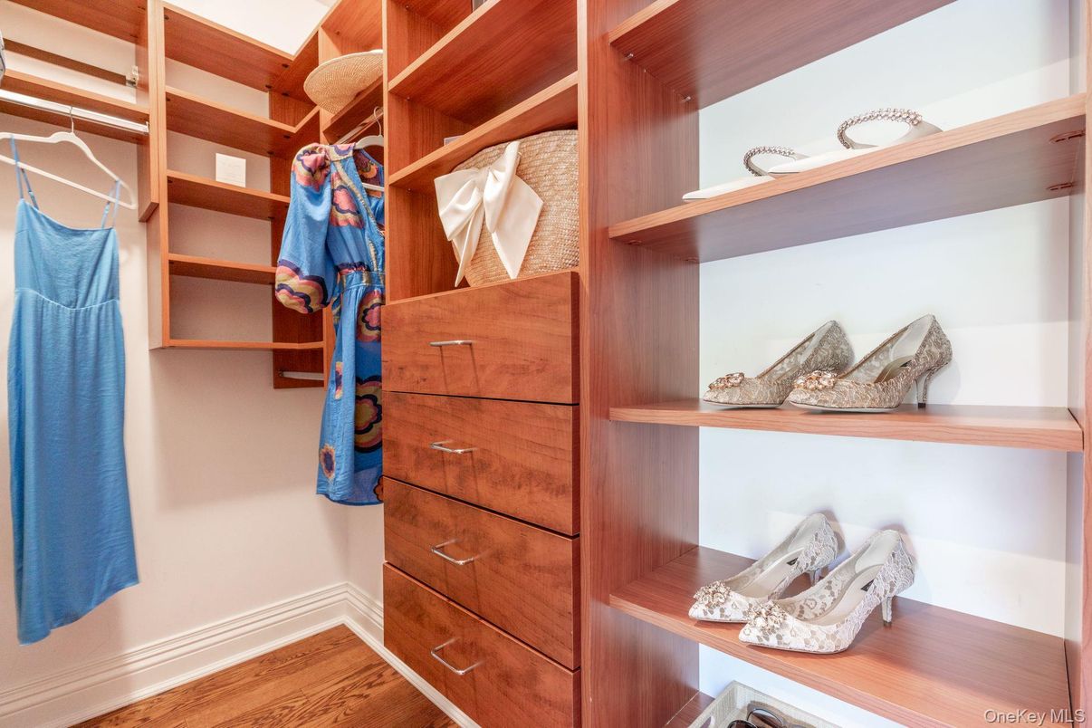 Interior, Walk-in Closets, Wood Texture Flooring