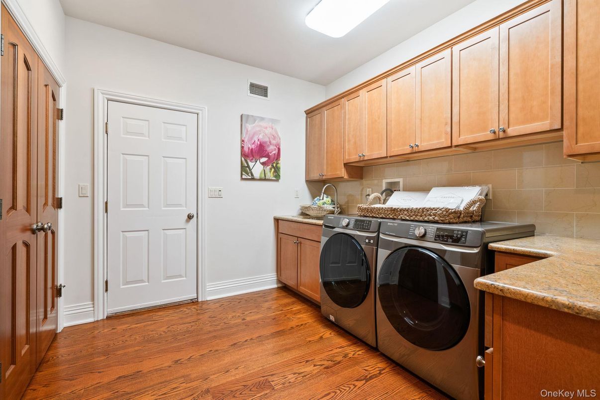 Interior, Washer, Wood Texture Flooring