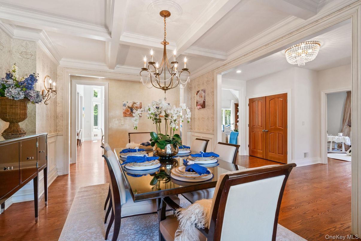 Chandelier, Dining room, Interior, Recessed Lighting, Wood Texture Flooring