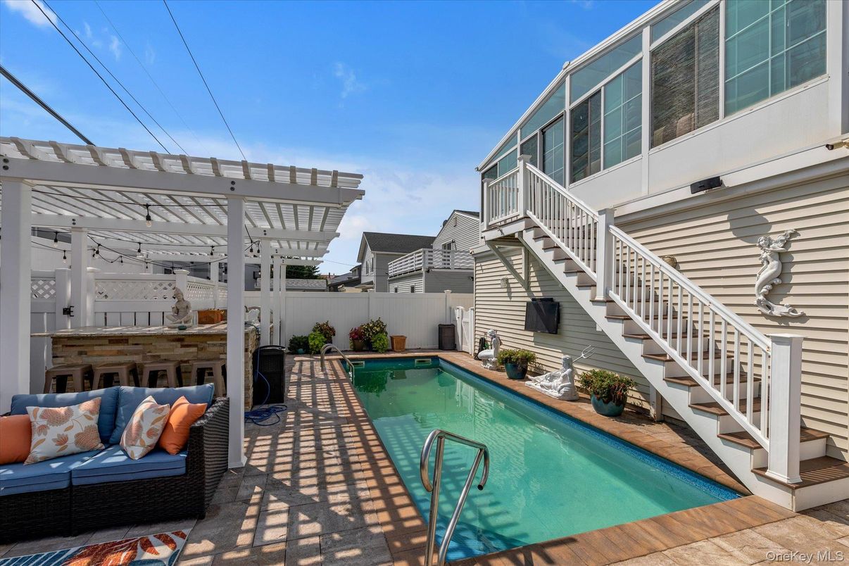 Exterior, Pool