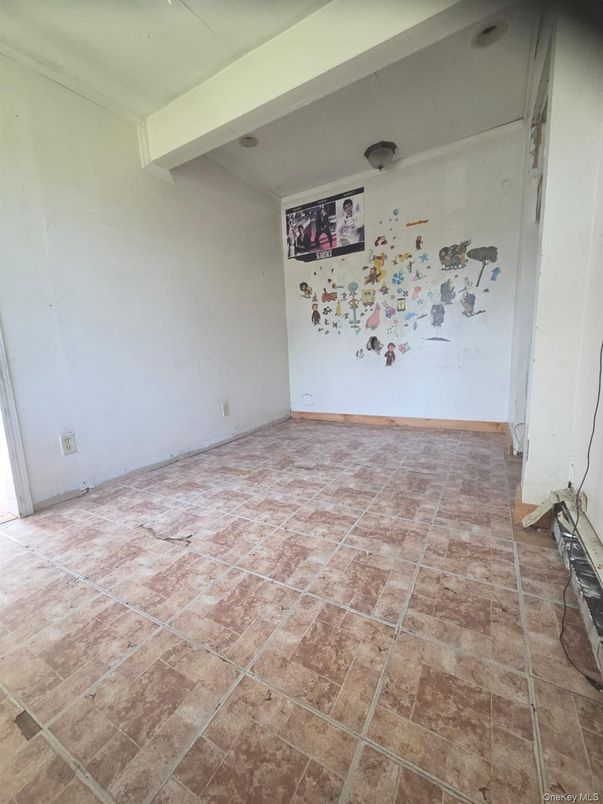 Empty room, Interior
