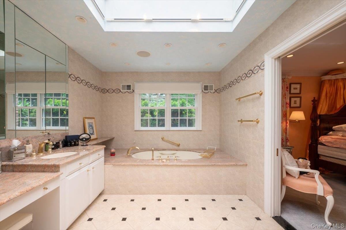 Bathroom, Dual Sink Vanities, Interior, Recessed Lighting