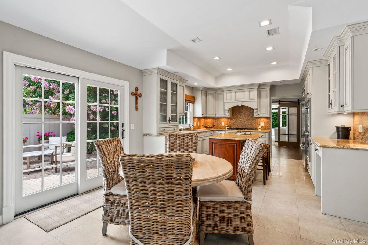 Dining room, Interior, Kitchen, Recessed Lighting, Stainless Steel Appliances