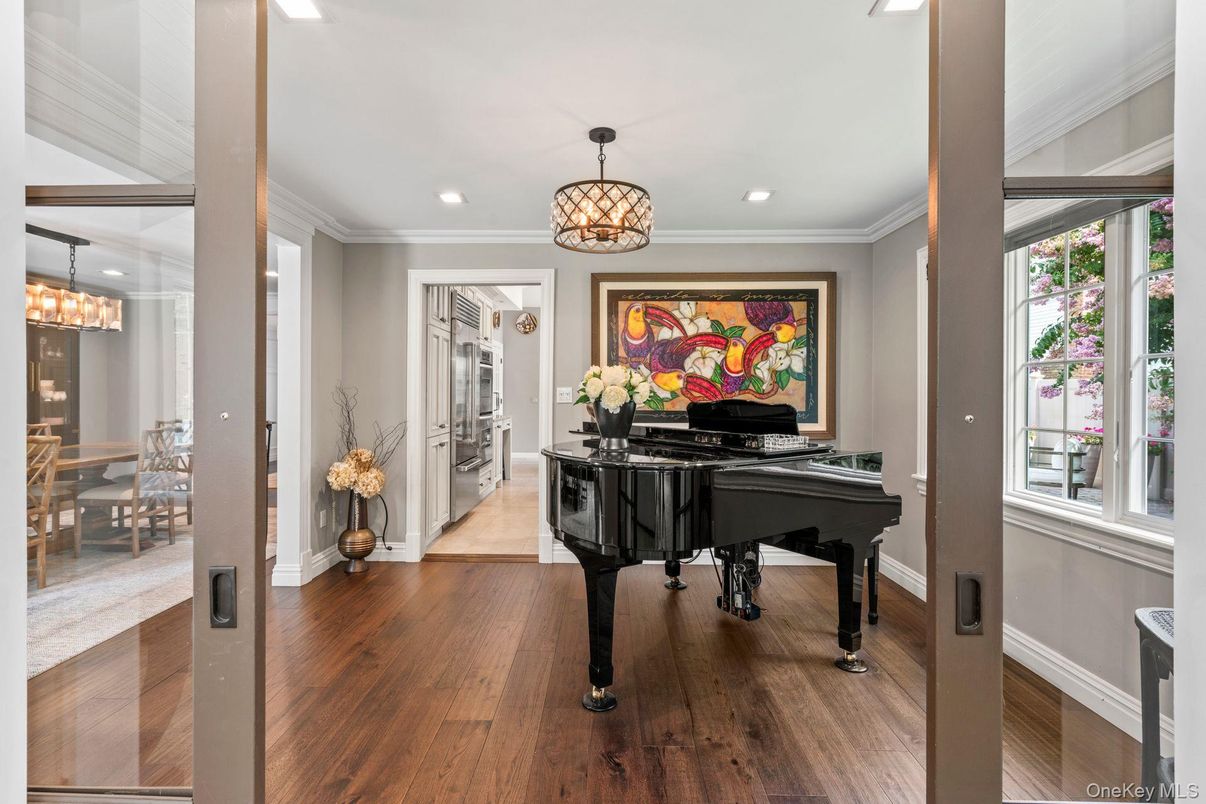 Chandelier, Dining room, Interior, Pendant Lights, Piano, Recessed Lighting, Wood Texture Flooring