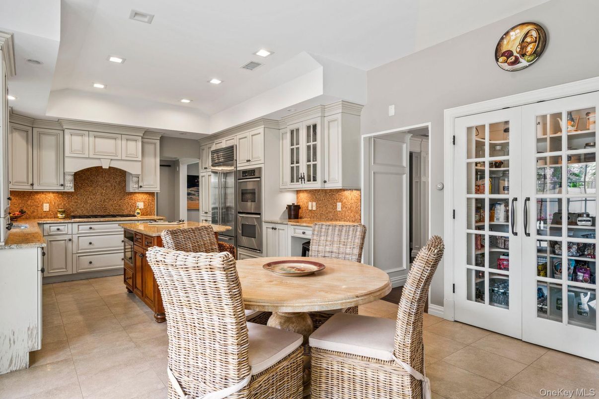 Dining room, Interior, Kitchen, Recessed Lighting, Stainless Steel Appliances