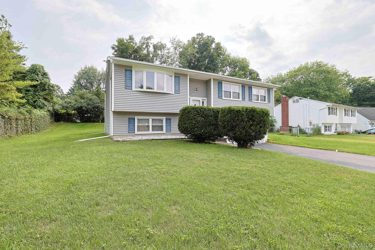 Backyard, Exterior, Facade, Raised Ranch