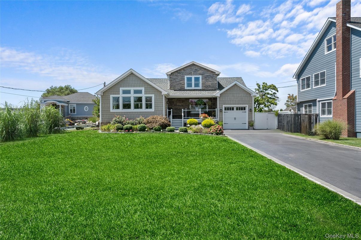 Attached, Exterior, Facade, Ranch