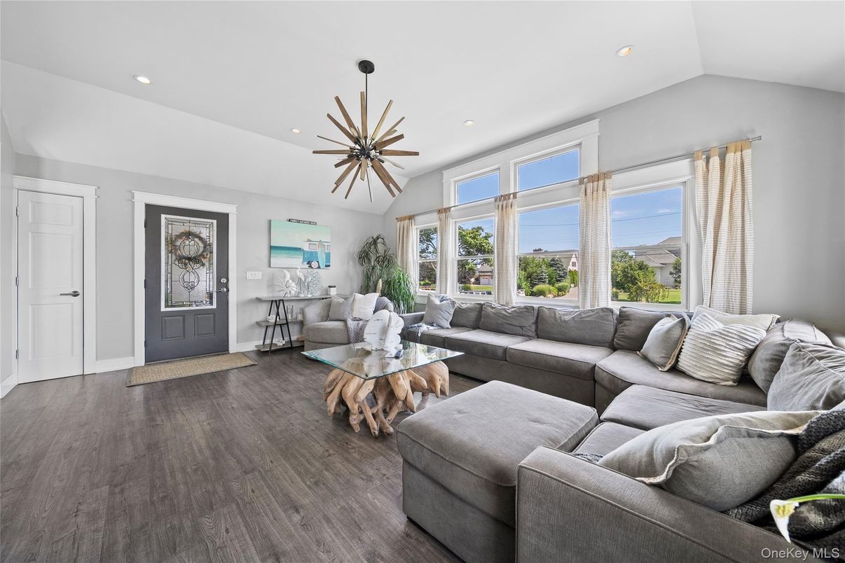 Interior, Living room, Pendant Lights, Recessed Lighting, Wood Texture Flooring