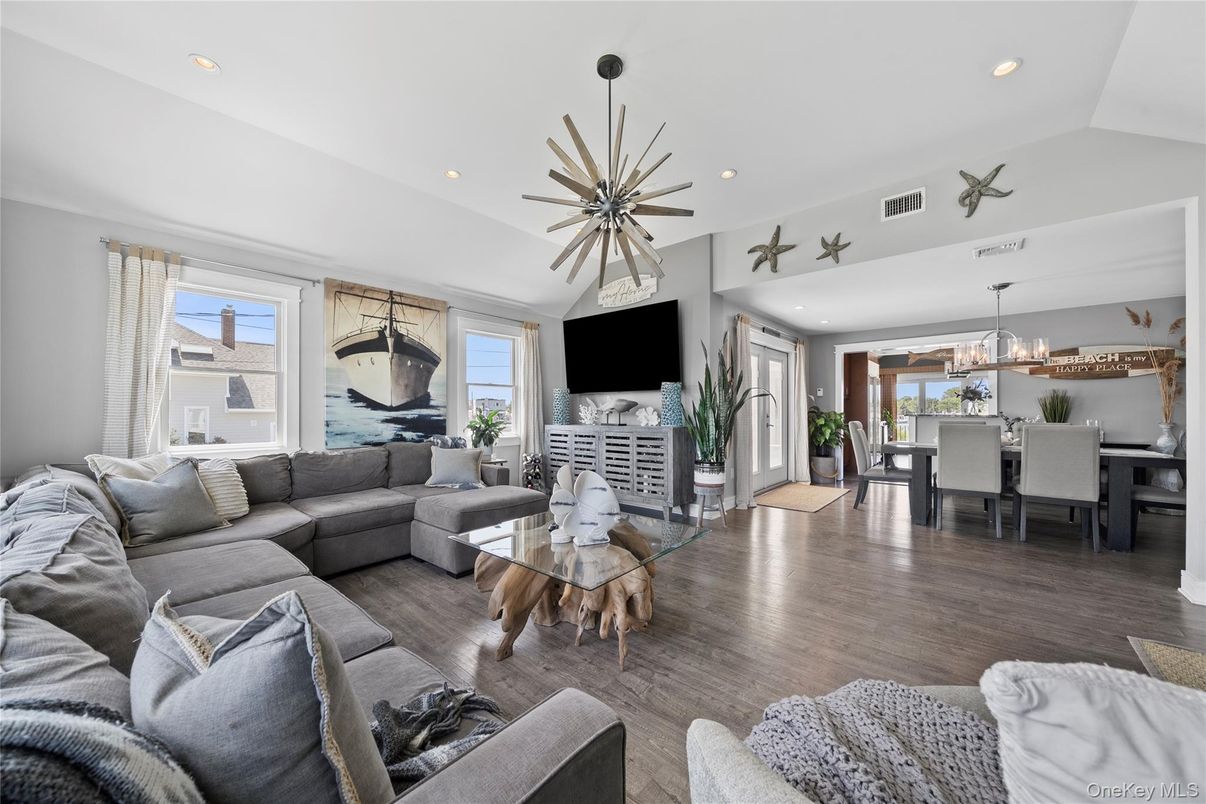 Dining room, Interior, Living room, Pendant Lights, Recessed Lighting, Wood Texture Flooring