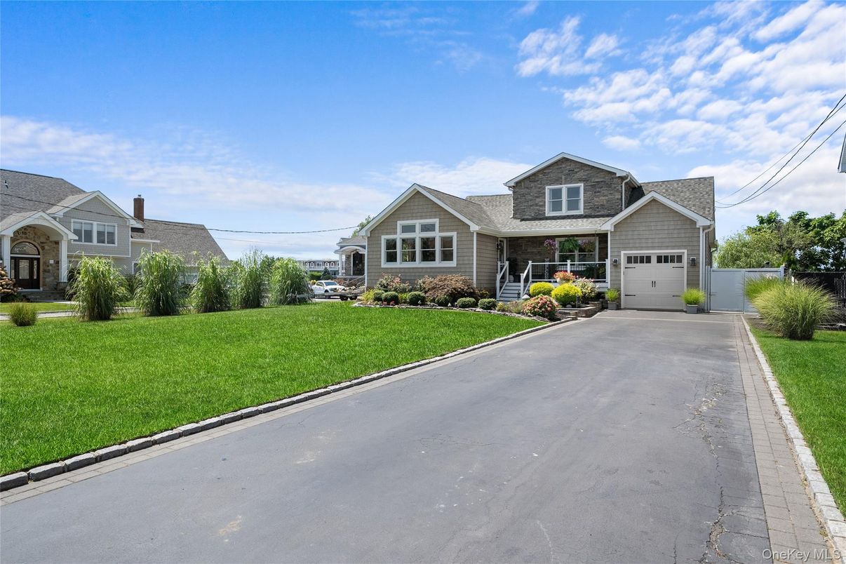 Attached, Exterior, Facade, Ranch