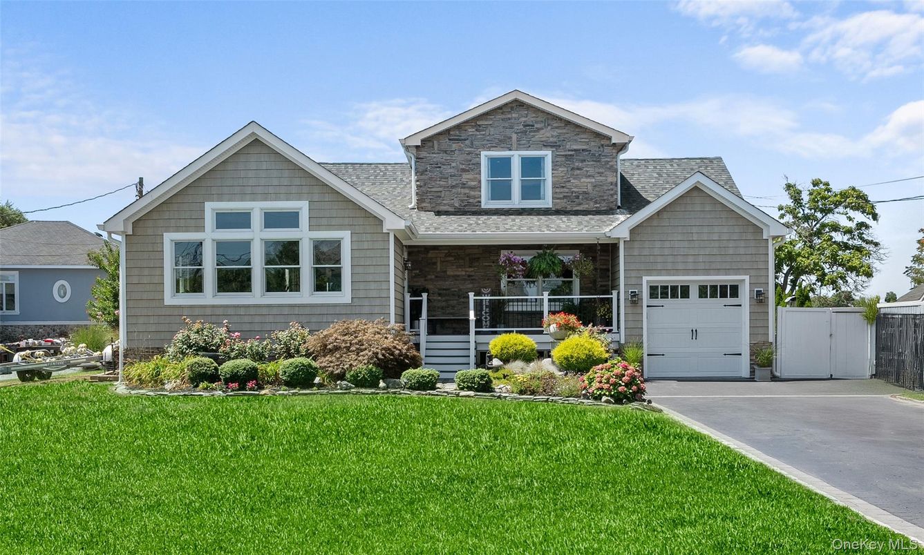 Attached, Exterior, Facade, American Craftsman