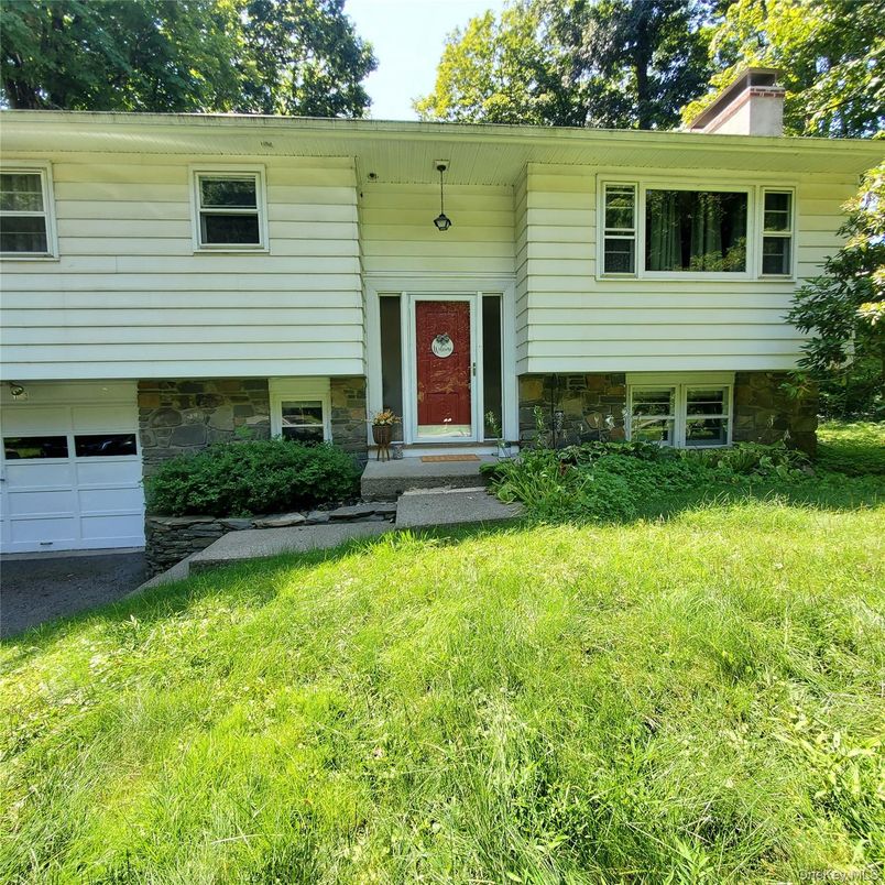 Exterior, Facade, Raised Ranch