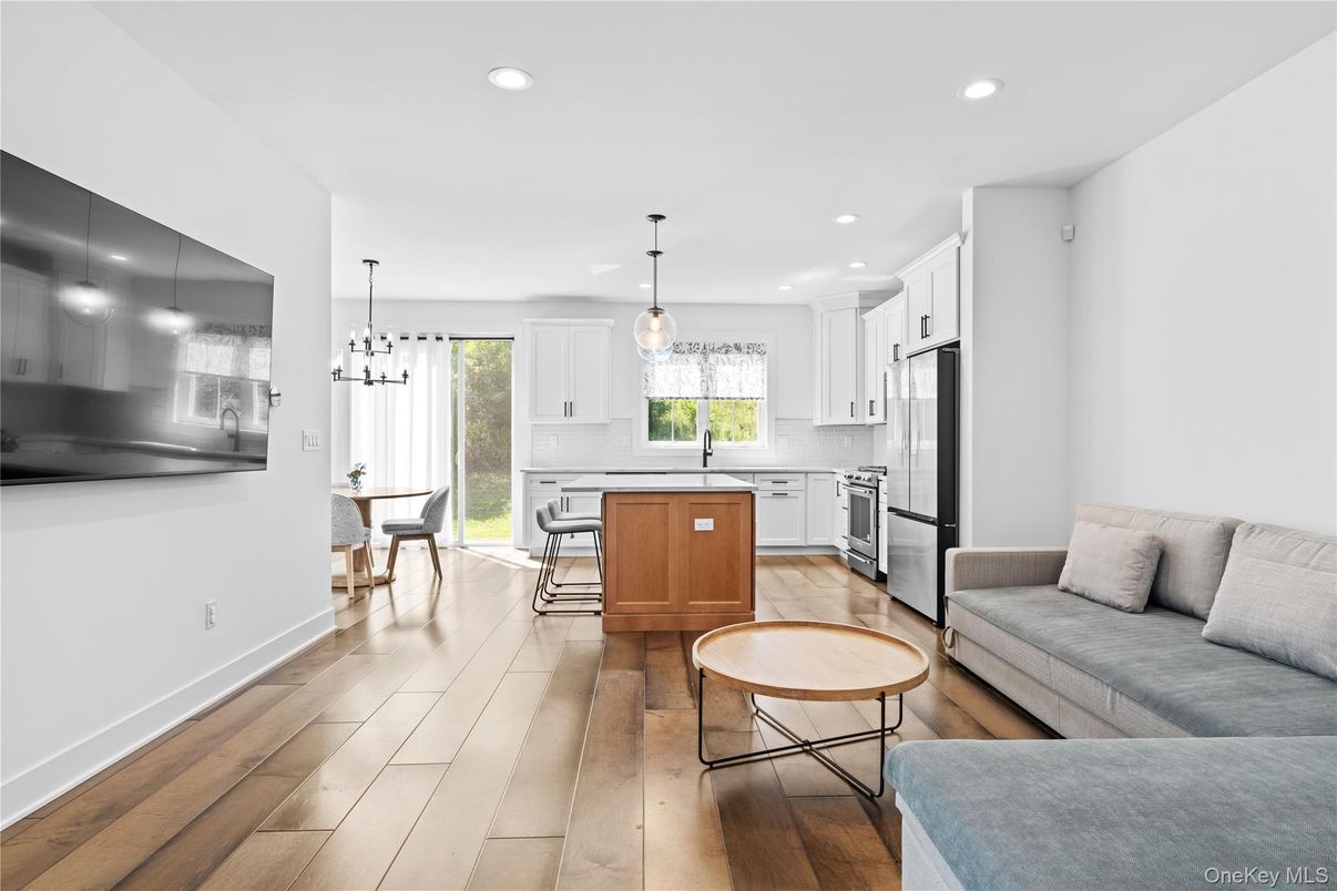 Dining room, Interior, Kitchen, Pendant Lights, Recessed Lighting, Wood Texture Flooring