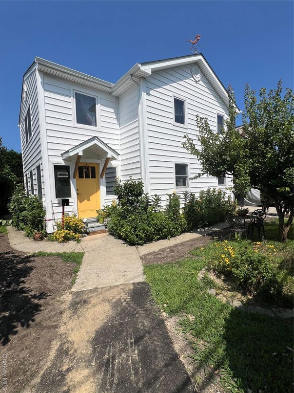Exterior, Facade, Queen Anne Victorian