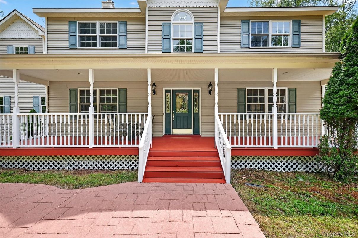 Exterior, Facade, American Foursquare