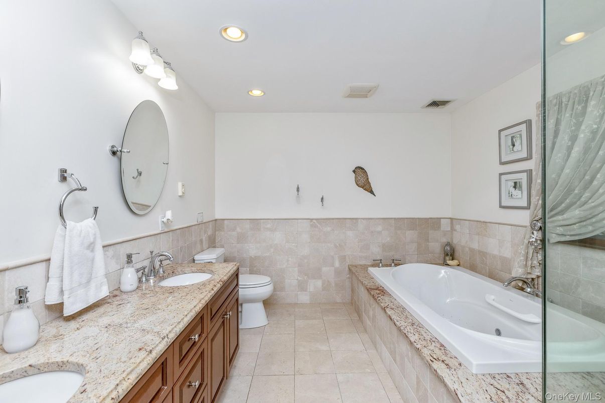 Bathroom, Dual Sink Vanities, Interior, Recessed Lighting