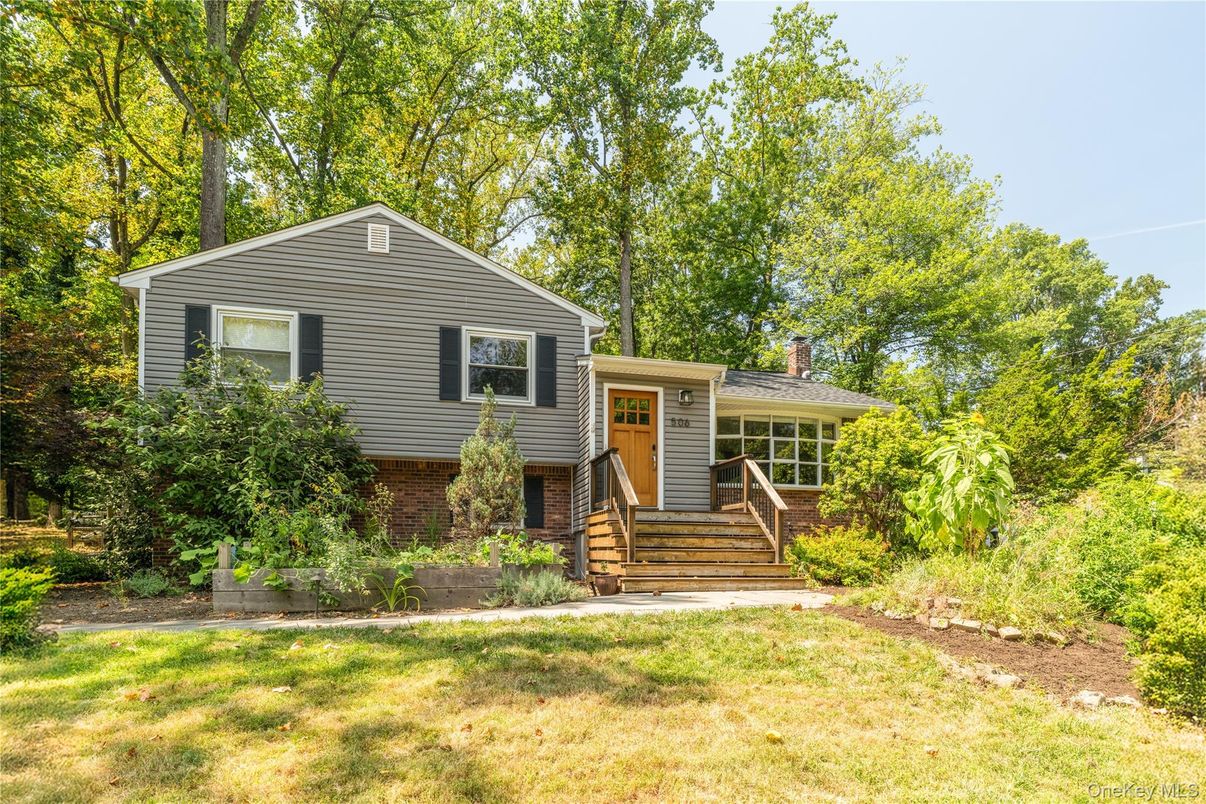 Exterior, Facade, Raised Ranch