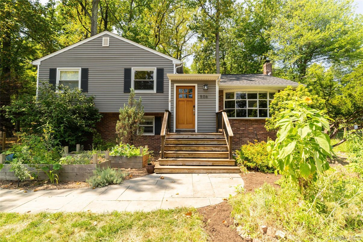 Exterior, Facade, Brick Facade, Raised Ranch