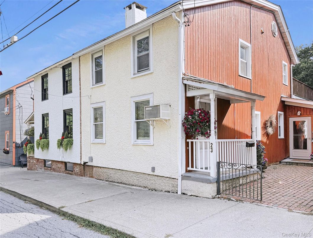 Exterior, Facade, Rowhouse