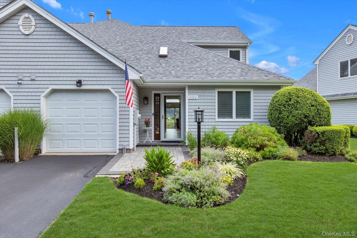 Attached, Exterior, Facade, Cape Cod
