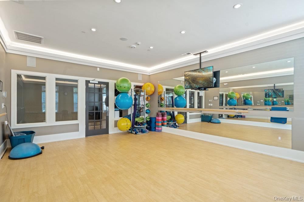Fitness Equipment, Interior, Recessed Lighting, Wood Texture Flooring