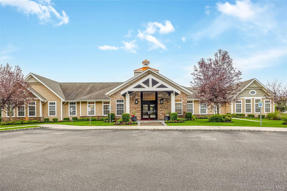 Exterior, Facade, Ranch
