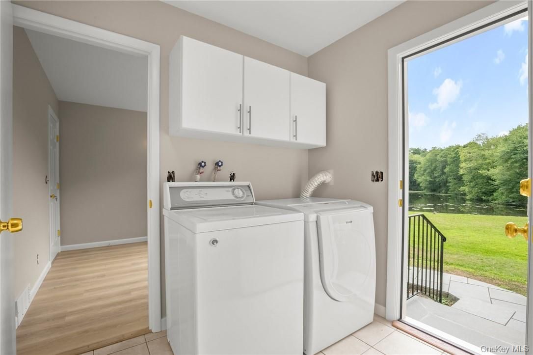 Interior, Washer, Wood Texture Flooring