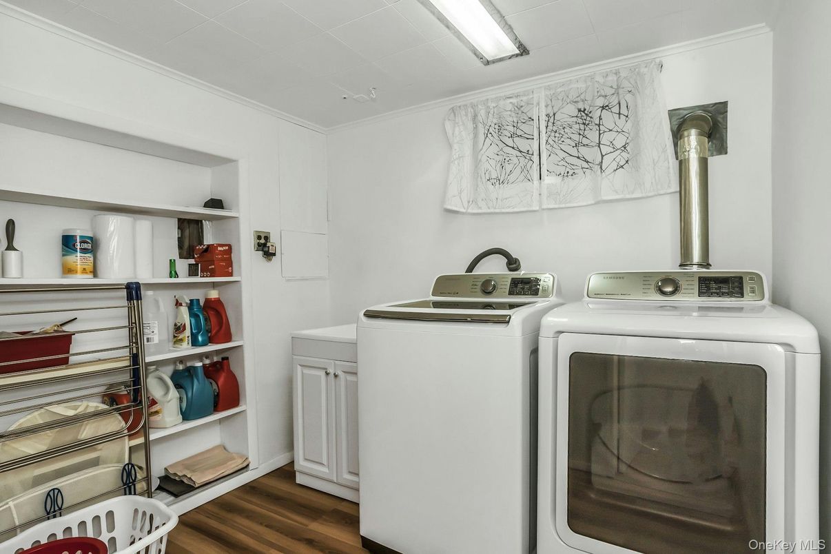 Interior, Washer, Wood Texture Flooring