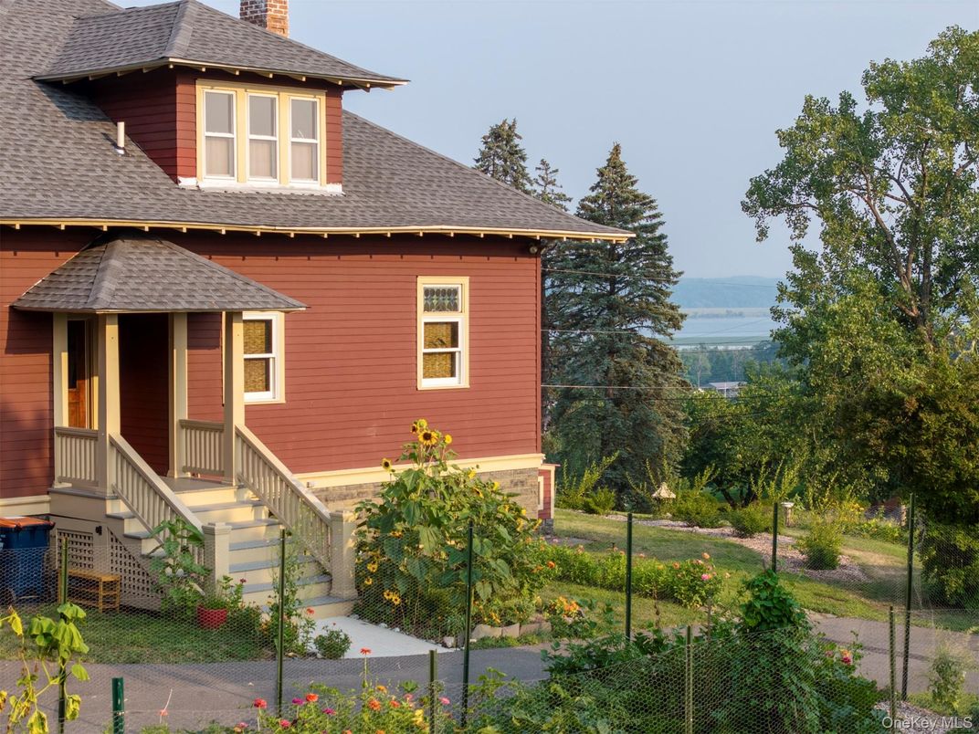Exterior, Facade, Water, Queen Anne Victorian