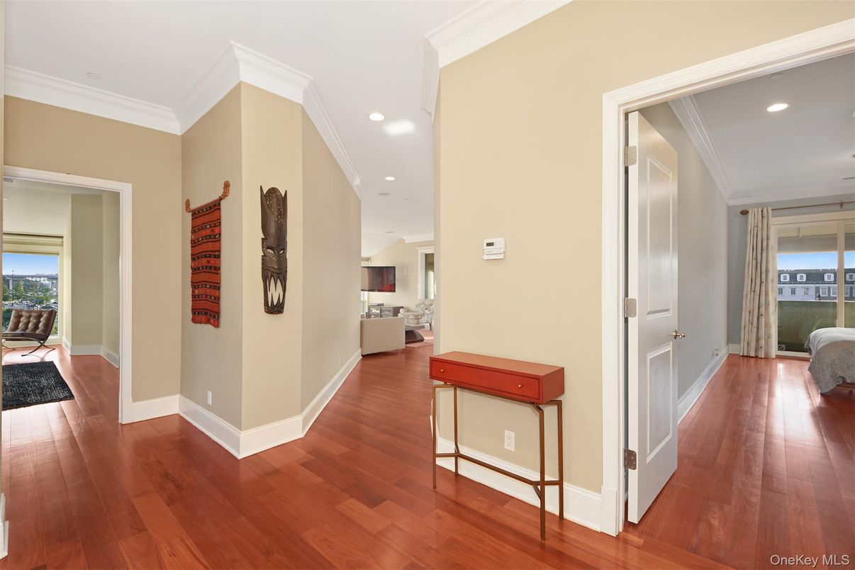 Interior, Recessed Lighting, Wood Texture Flooring