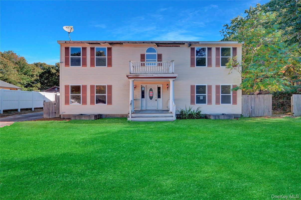 Exterior, Facade, Raised Ranch