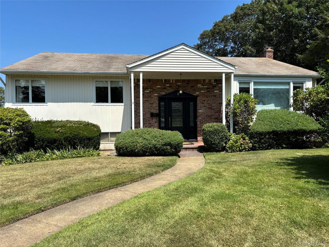 Exterior, Facade, Brick Facade, Ranch