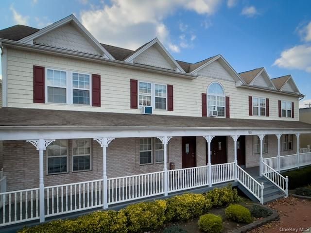 Exterior, Facade, Rowhouse