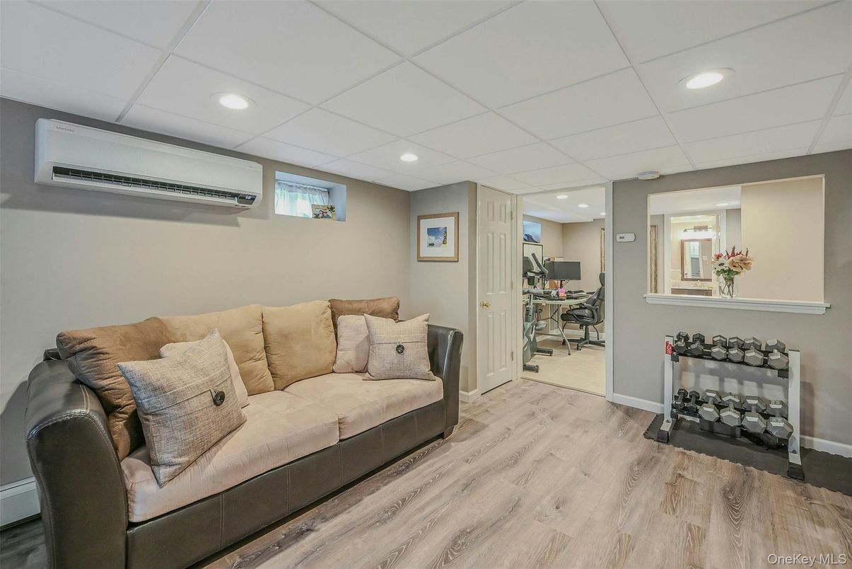 Fitness Equipment, Interior, Recessed Lighting, Wood Texture Flooring