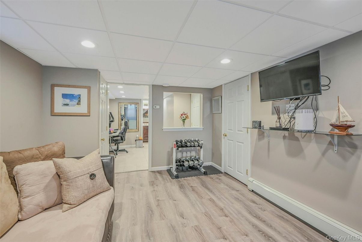 Fitness Equipment, Interior, Recessed Lighting, Wood Texture Flooring