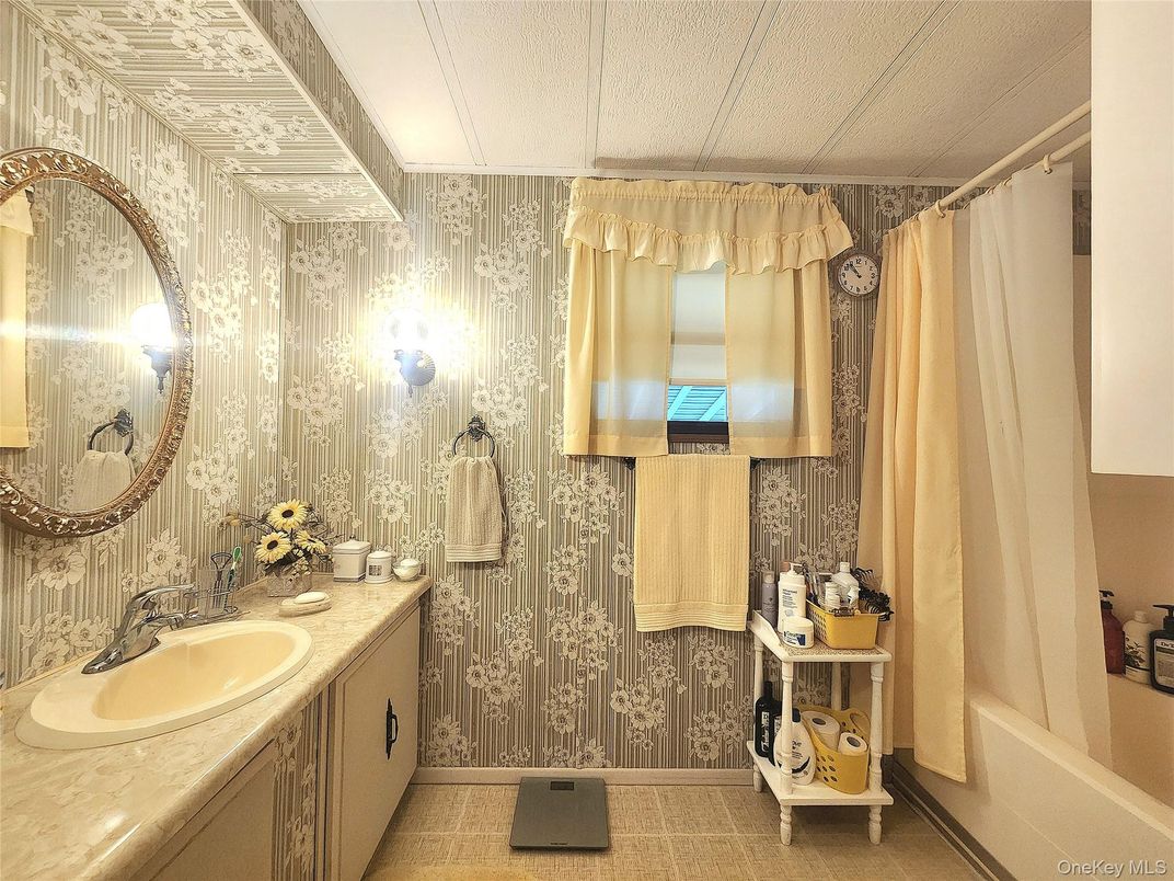 Bathroom, Interior, Tile Countertops