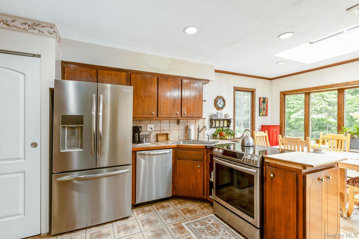 Dining room, Interior, Kitchen, Recessed Lighting, Stainless Steel Appliances