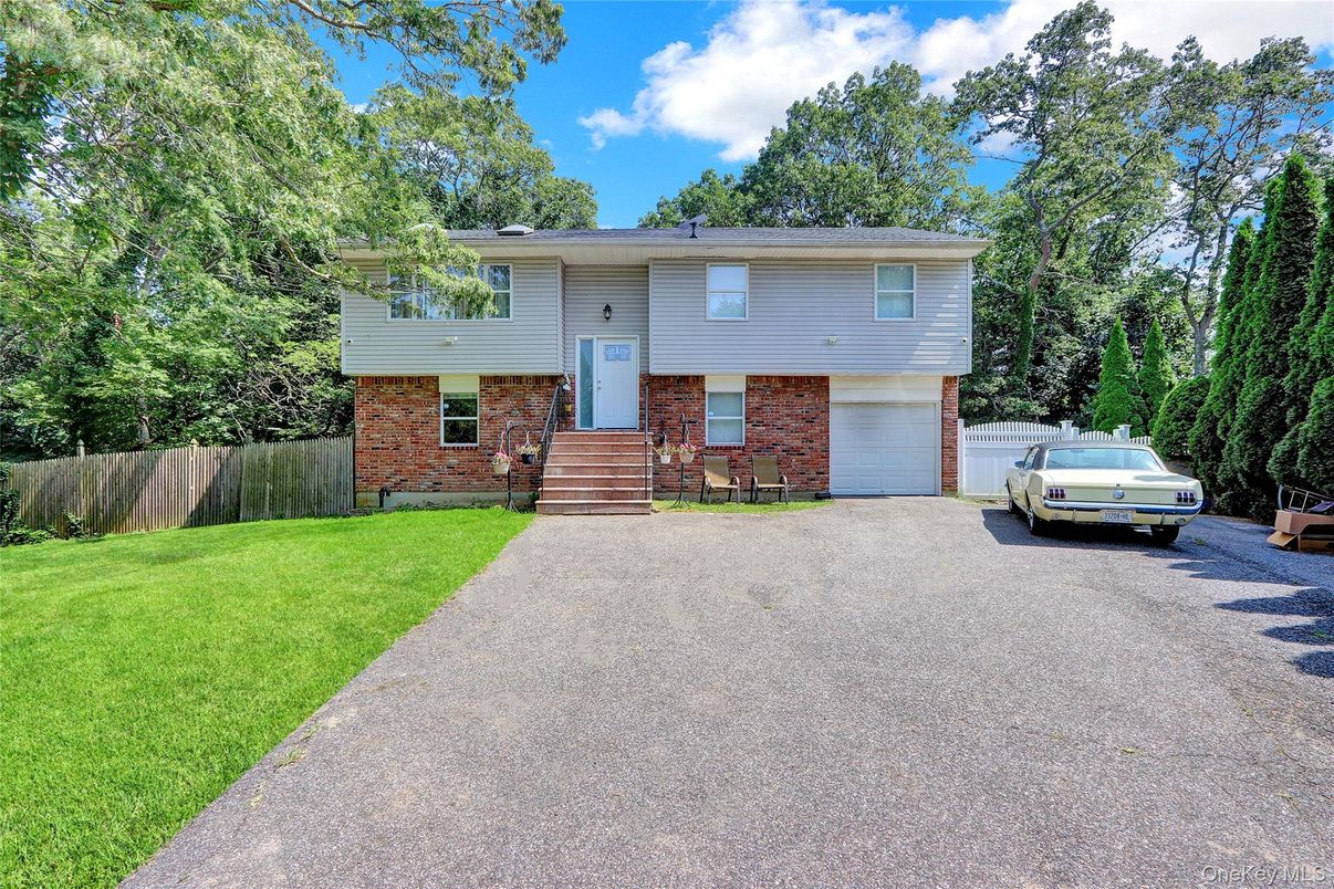 Attached, Exterior, Facade, Brick Facade, Raised Ranch